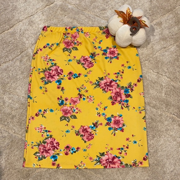 MOA USA Dresses & Skirts - Pretty yellow floral pencil skirt